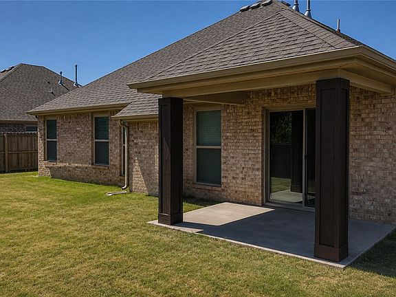 3rd image of 910 Silverthorn Dr