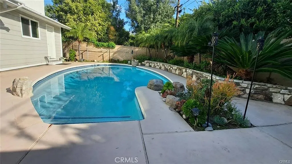 2 bed, 700 sqft, $2,700 — Photo 1