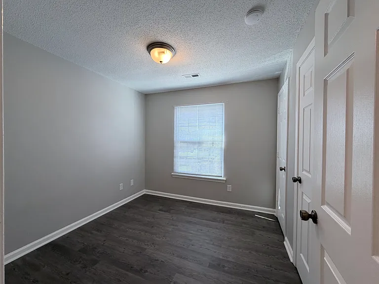 Cozy secondary bedroom