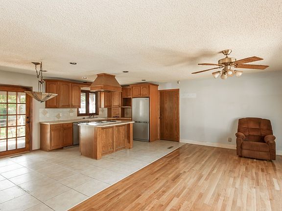 3rd image of 924 N Wood Ave