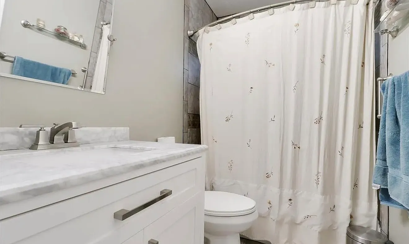 4 bed, 2.5 bath, 1800 sqft, $2,300 — Photo 2