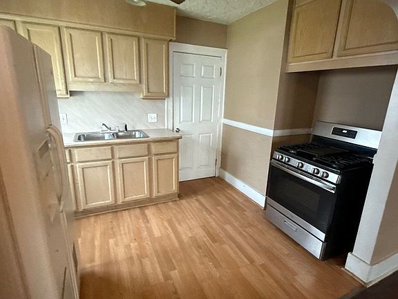 4th image of 1146 La Salle Ave