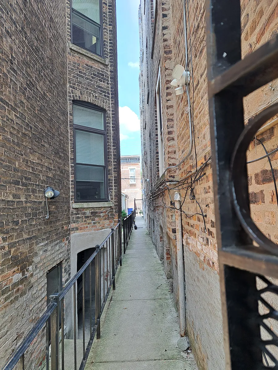 Building Photo - 1539 N Bell Ave #3R