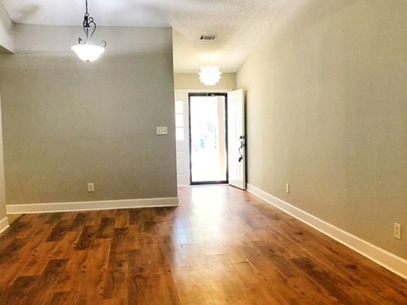 4th image of 203 Somerset Dr