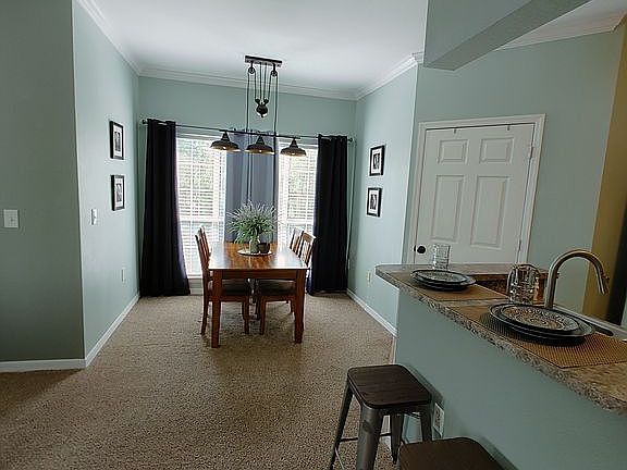 DINING AND BREAKFAST BAR