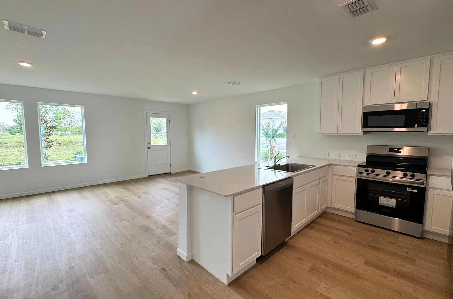 3 bed, 2.5 bath, 1460 sqft, $1,900 — Photo 2