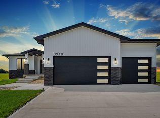 3910 Broomfield Dr, Cedar Falls, IA 50613