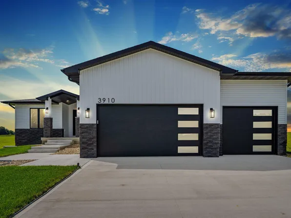 3910 Broomfield Dr, Cedar Falls, IA 50613