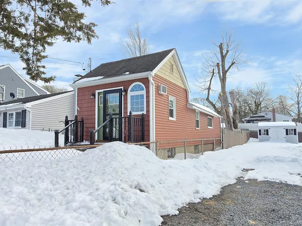 84 Wyona Avenue, Selden, NY 11784