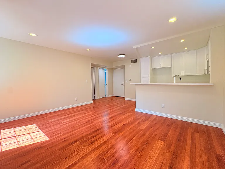 615 W Milford St — Photo 13
