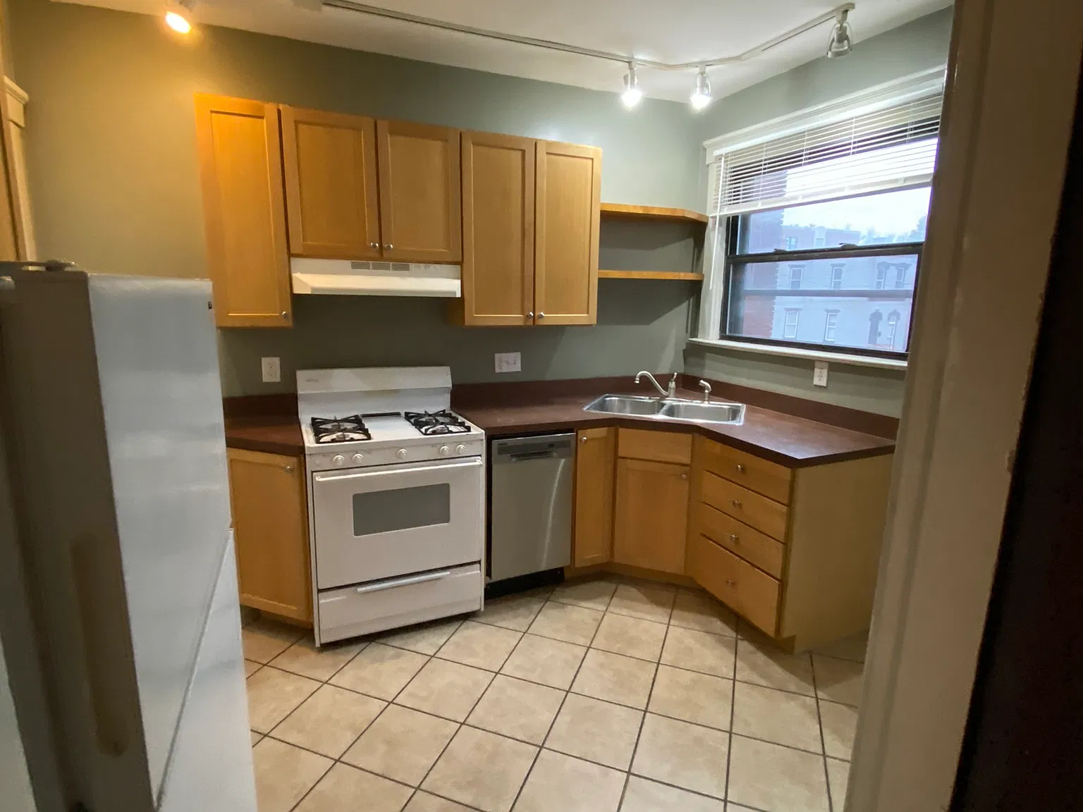 2 bed, 800 sqft, $1,350 — Photo 3