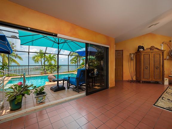 4th image of 111 Windy Point Cir