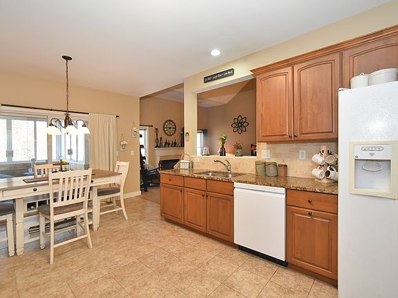 3rd image of 11 Larkspur Dr