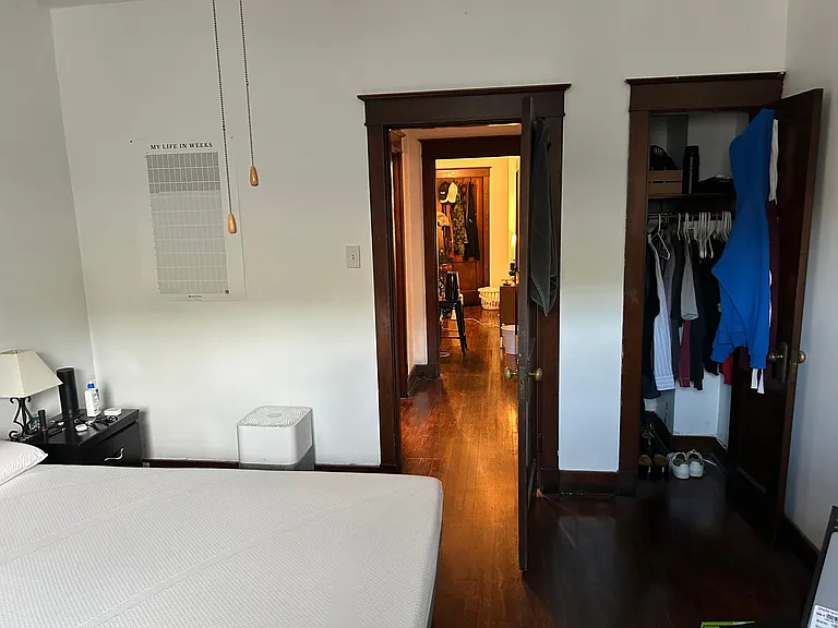 larger of the 2 bedrooms