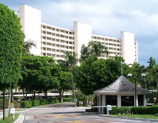 1st image of 136 Lakeshore Dr APT T11