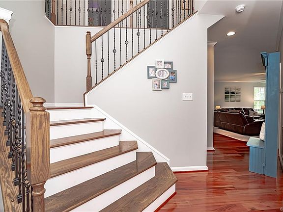 4th image of 10112 Meadow Pond Dr