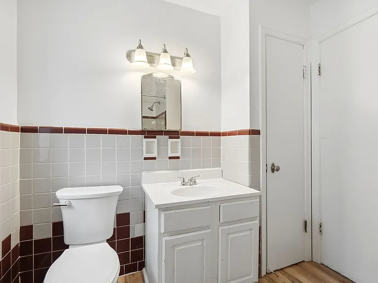 Cozy Apartment Building in Reading District! — Photo 20