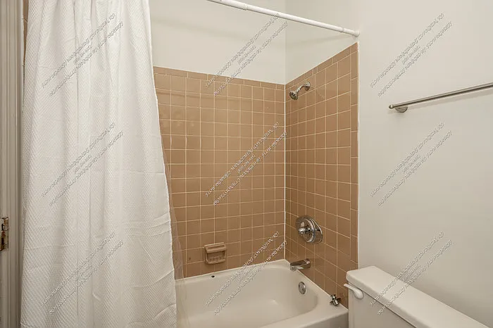 211 W 9th St #5 — Photo 4