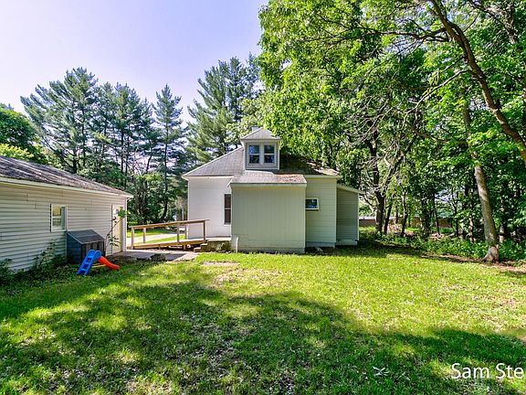 5th image of 963 Blackburn St SW