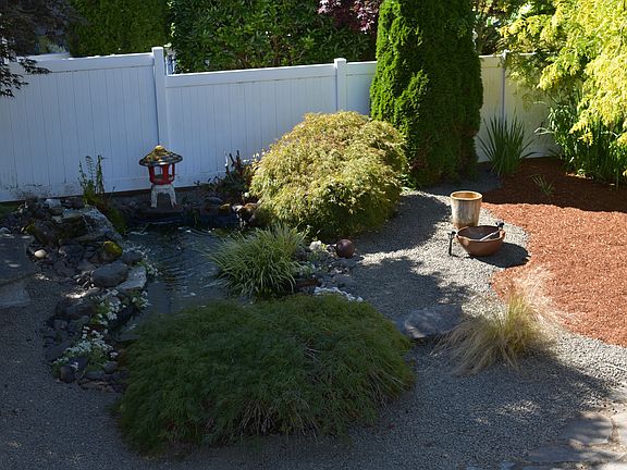 Pond w/ water feature 