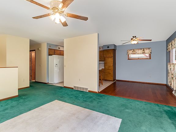 3rd image of 982 Holiday Dr