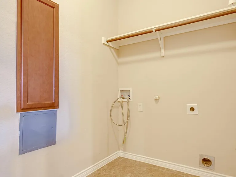 940 Lancashire Ln — Photo 26