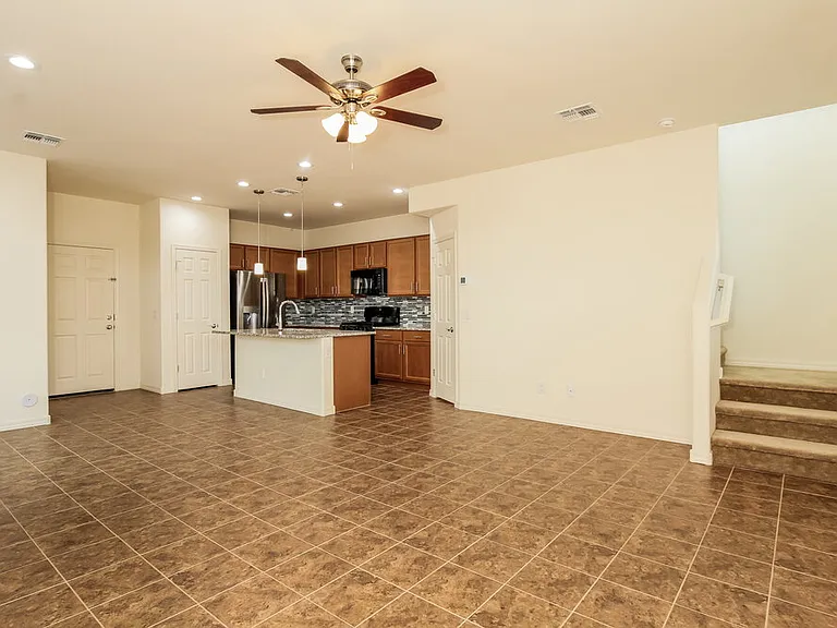 3815 S 58th Ln — Photo 4