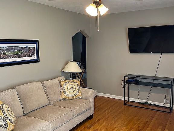 5th image of 422 Hallam Ave