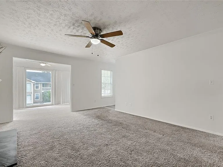 905 Augusta Dr — Photo 5