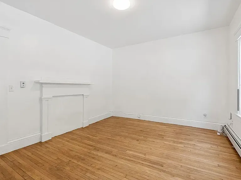 1099 Washington St — Photo 5