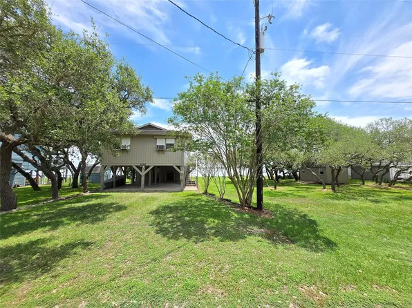 2182 W Bayshore Dr, Palacios, TX 77465
