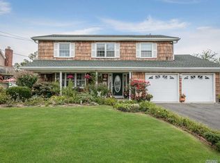 213 Sandpiper Ln, West Babylon, NY 11704