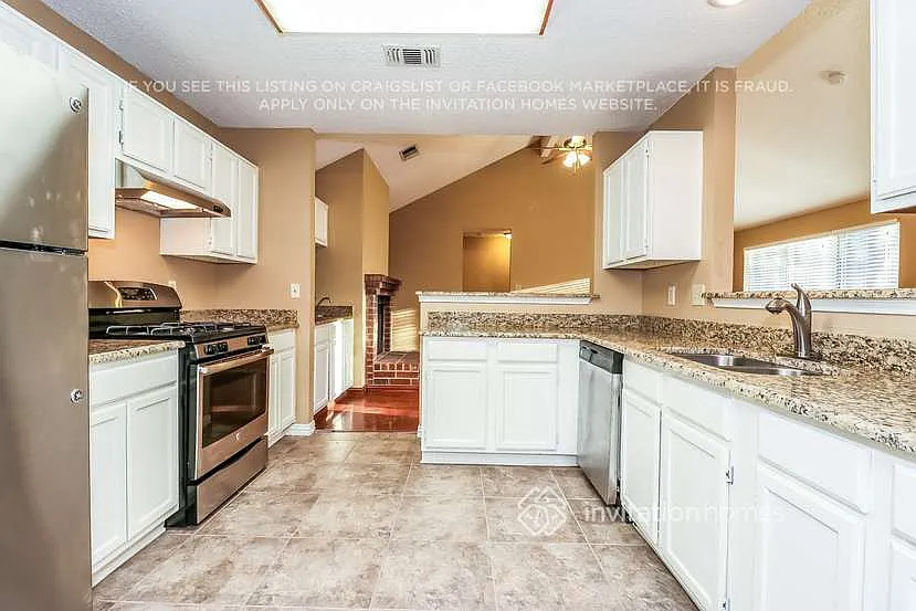 4965 Briar Oaks Ln Grand Prairie, TX 75052 — Photo 4