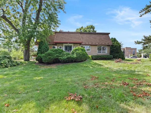288 Middaugh Rd, Clarendon Hills, IL 60514