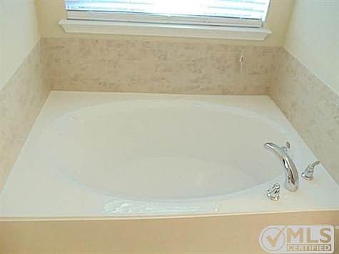 4th image of 1209 Caroline Dr