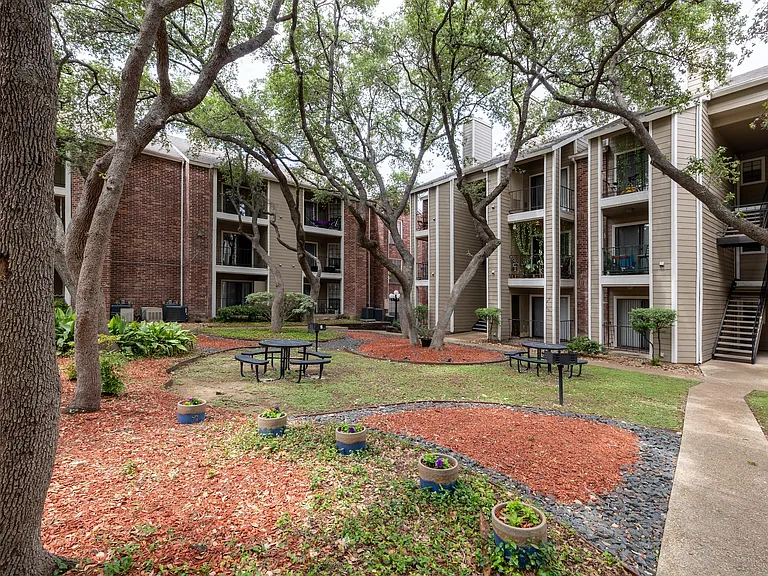 Sutton House Apartments — Photo 11