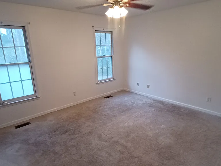 211 Sheffield Ct — Photo 17