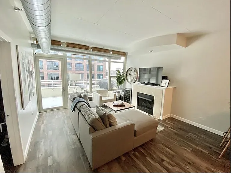 1 bed, 822 sqft, $3,050 — Photo 2