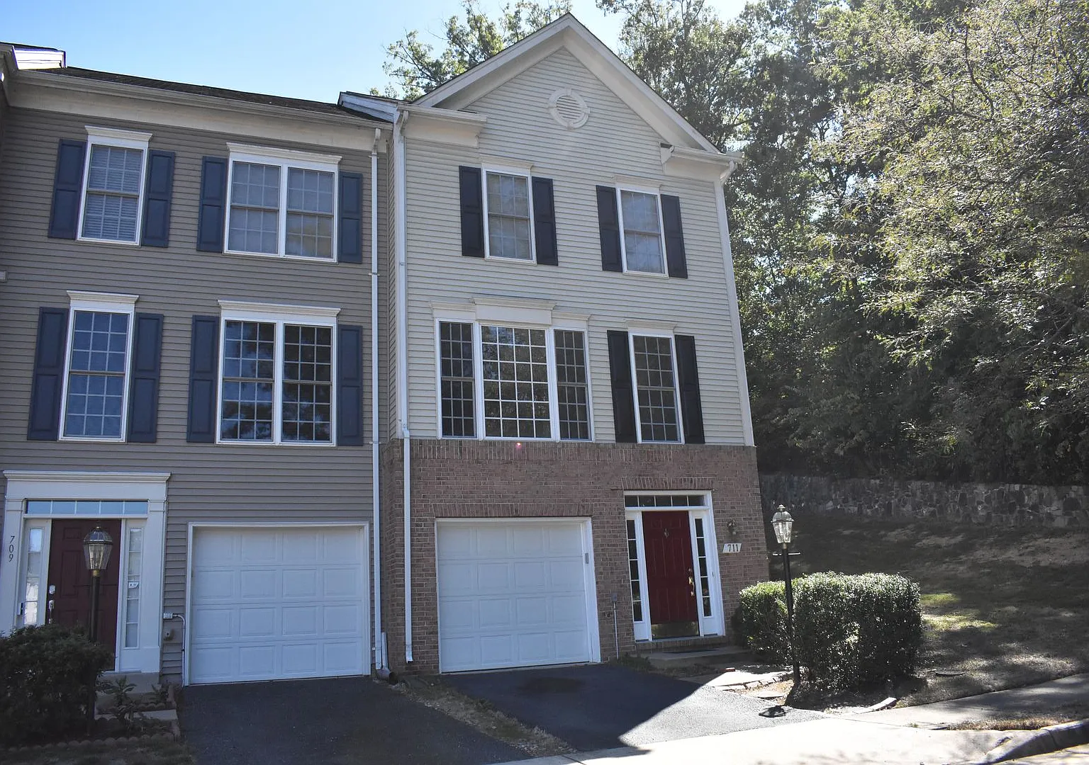 North Stafford End Unit Townhome !! — Photo 1