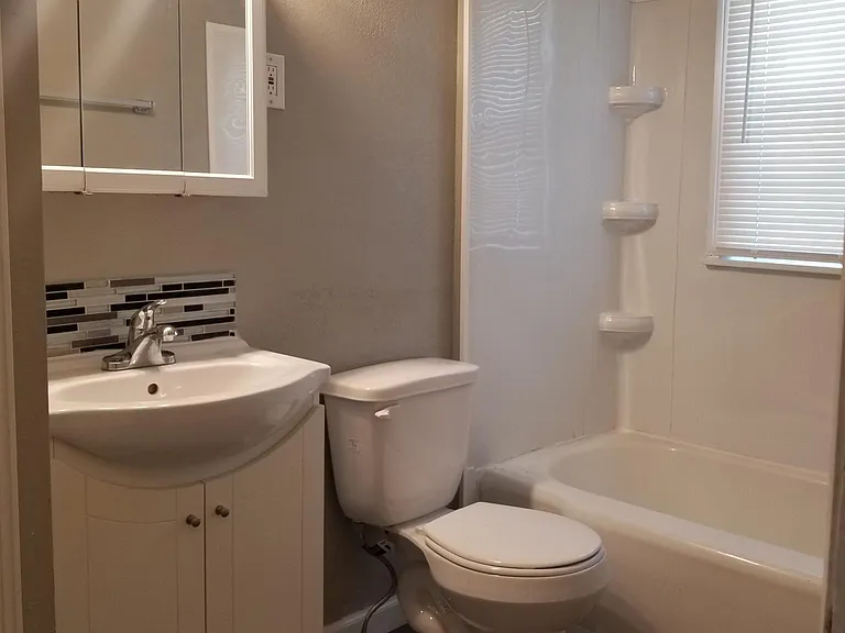 812 W Irving Ave — Photo 2