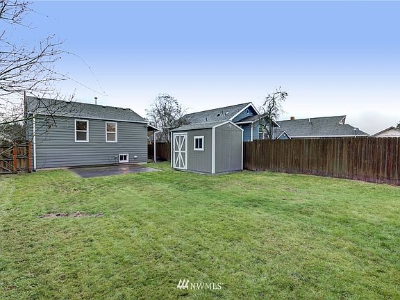 The large backyard is fully fenced and flat. So much potential for gardening, leisure, BBQ, hot tub, corn hole... Endless opportunities!