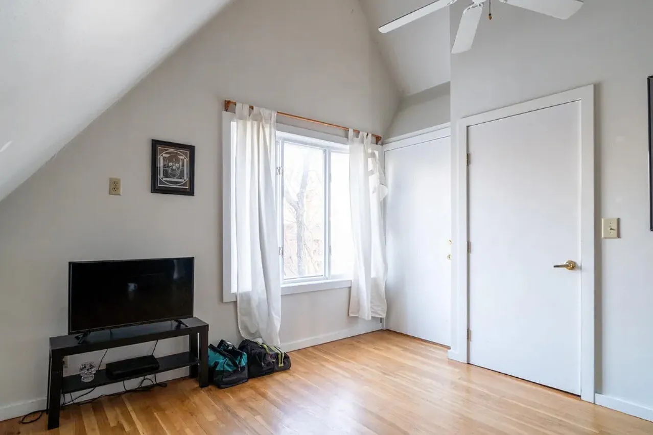 GMI 9: Bartlett - 3202 — Photo 3