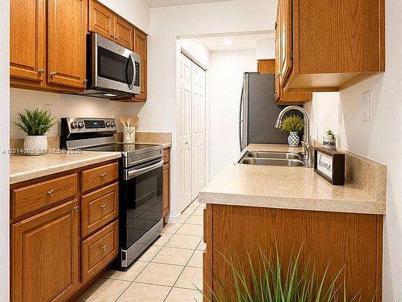 5th image of 953 SW 16th St