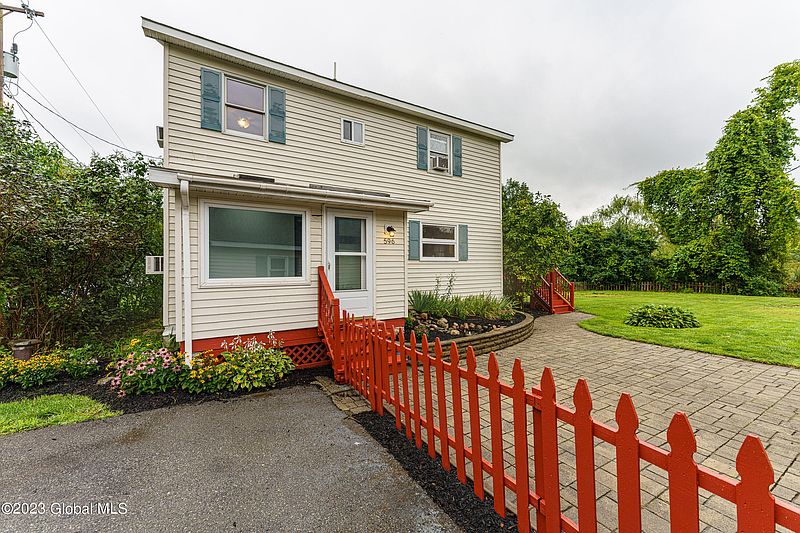 3rd image of 596 Meadowdale Road