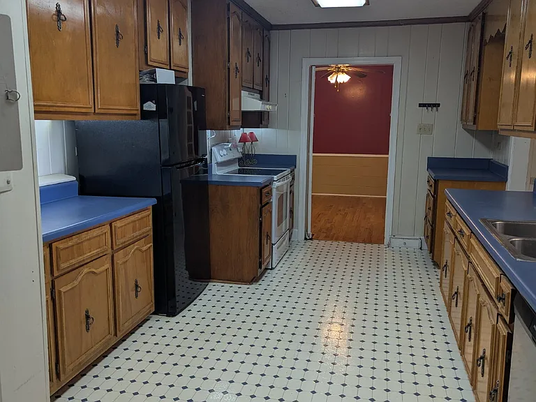 610 W Charlton St — Photo 27