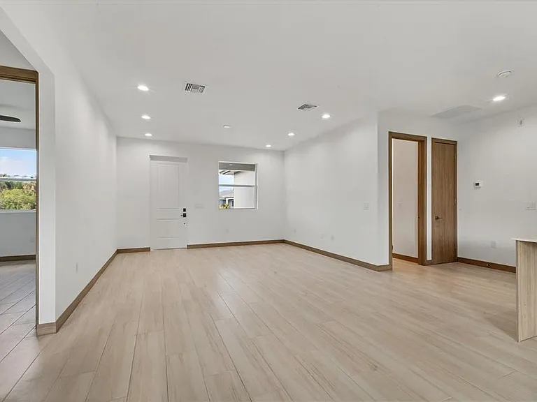 405 Sunset Rd N — Photo 14