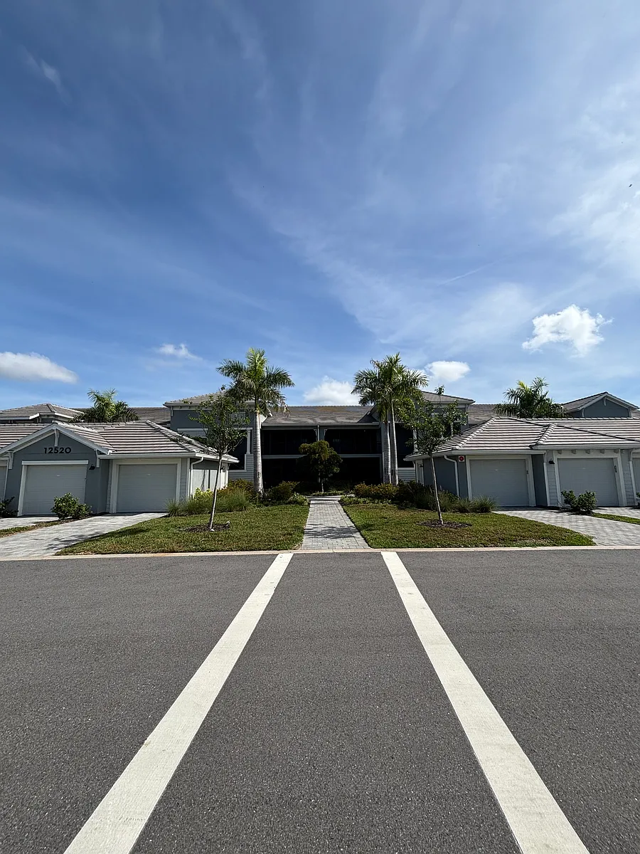 Building Photo - 12390 Wellen Golf St #105