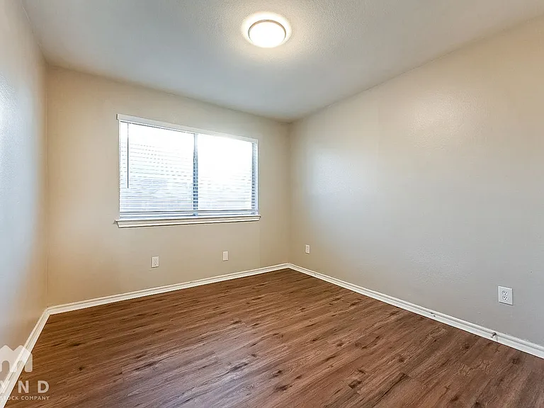 2526 Sunset Dr — Photo 11