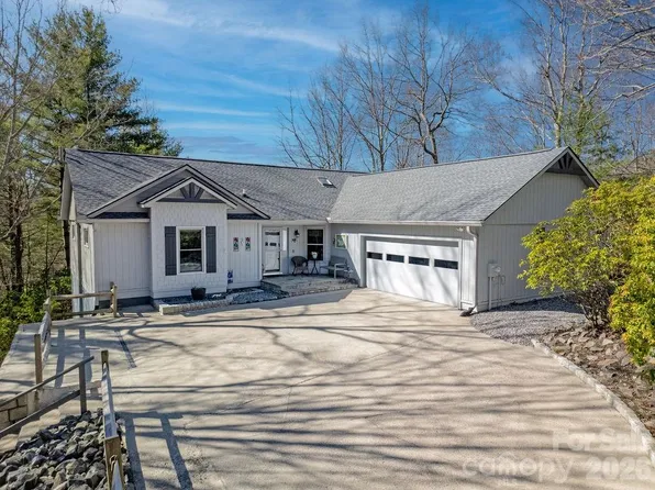 552 Kanasgowa Dr, Brevard, NC 28712