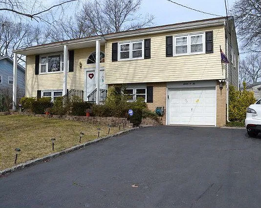 1602 Woodcrest Dr photo 1